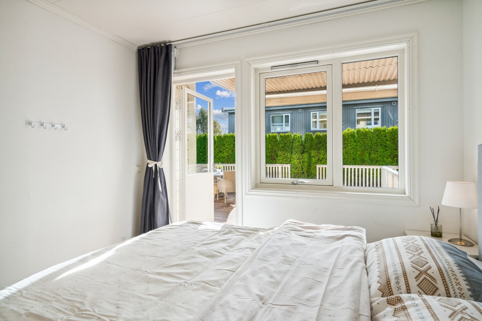 Fra dette rommet har man utgang til stor terrasse. Tenk å starte lørdagsmorgen i solskinn her Galleribilde