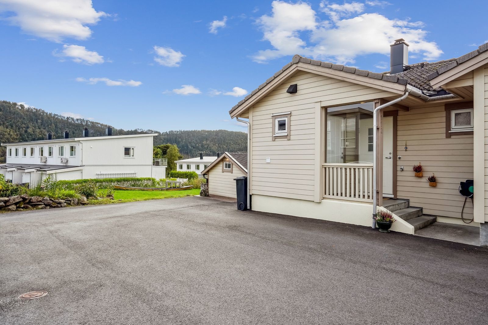 Fra inngangspartiet er det tilkomst til bod på ca 4 kvm. Der det lille vinduet på endeveggen er. Galleribilde