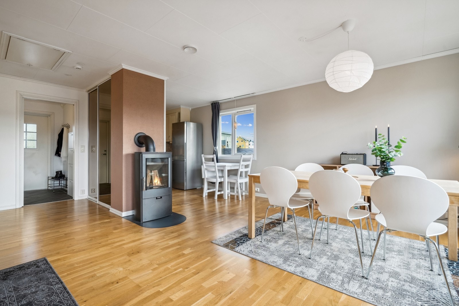 Peisovn strategisk plassert i den åpne løsningen Galleribilde