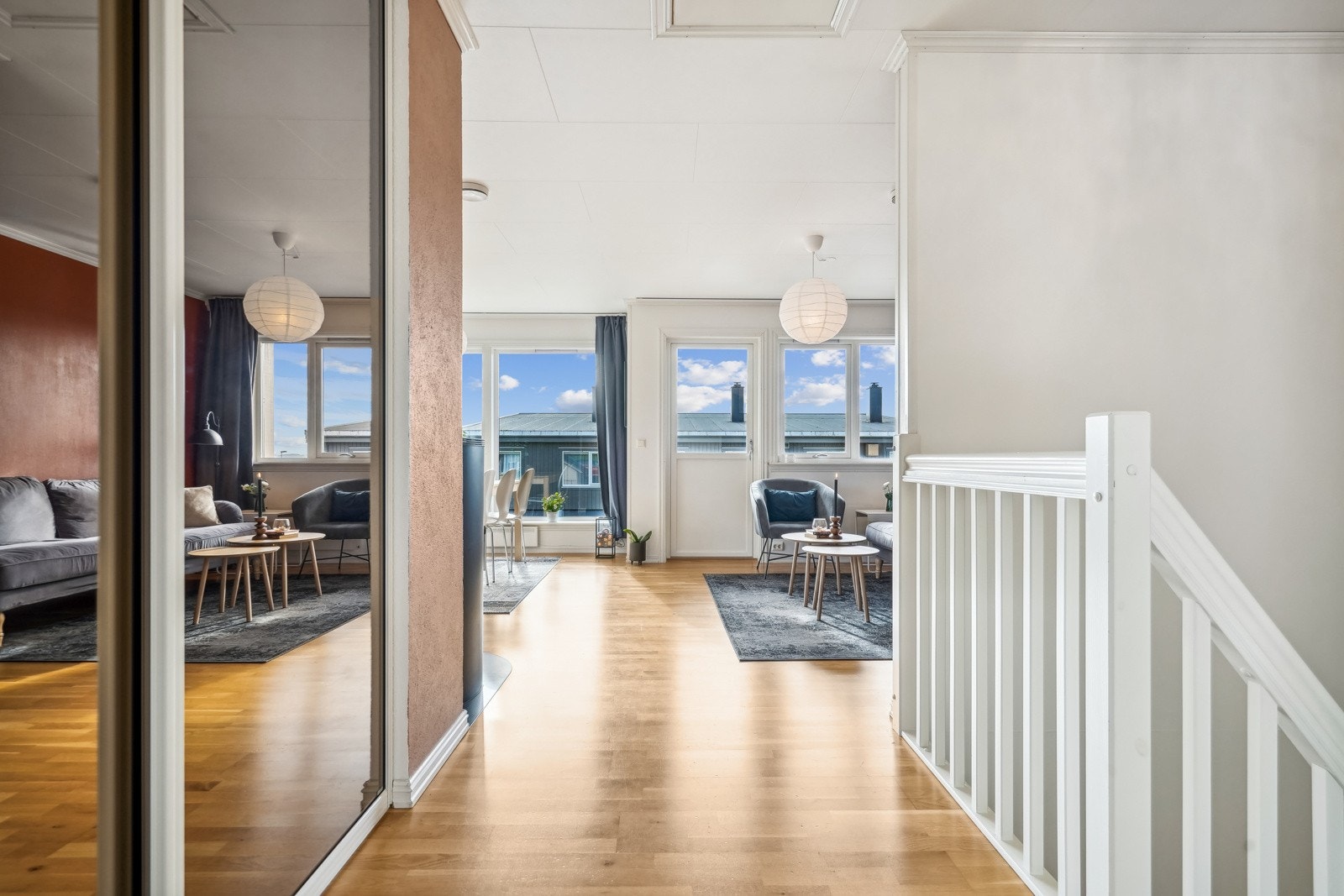 I gangen er det innholdsrik skyvedørsgarderobe som du umiddelbart vil se nytte og glede av. Galleribilde