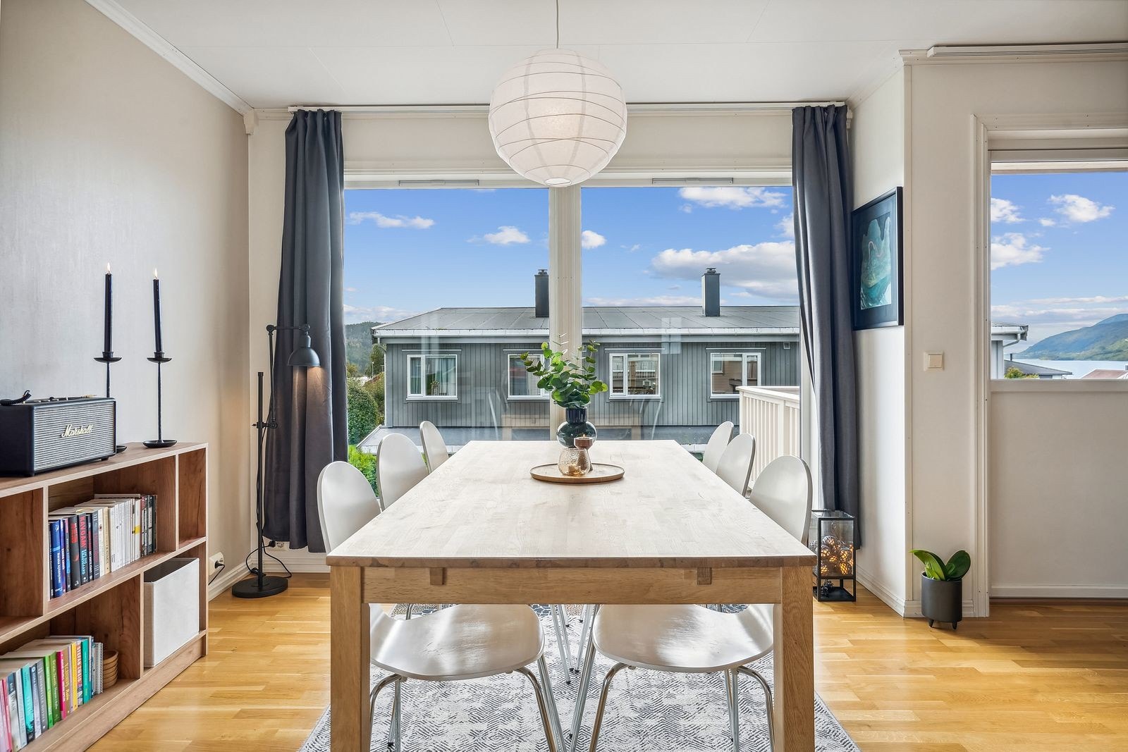 Her ved vinduet kan du for eksempel møblere med egen spisestue. Legg merke til skinner for gardinoppheng. Galleribilde