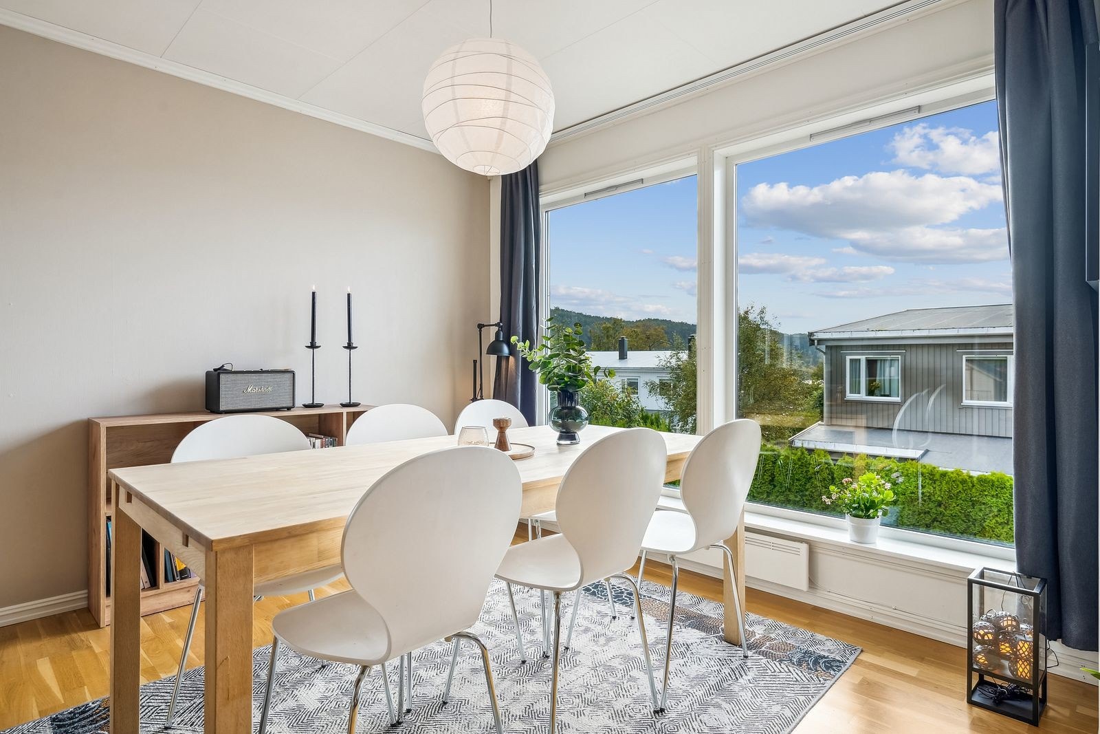 Legg merke til den flotte skinnegangen for oppheng av gardiner, her er også god plass til spisegruppe Galleribilde