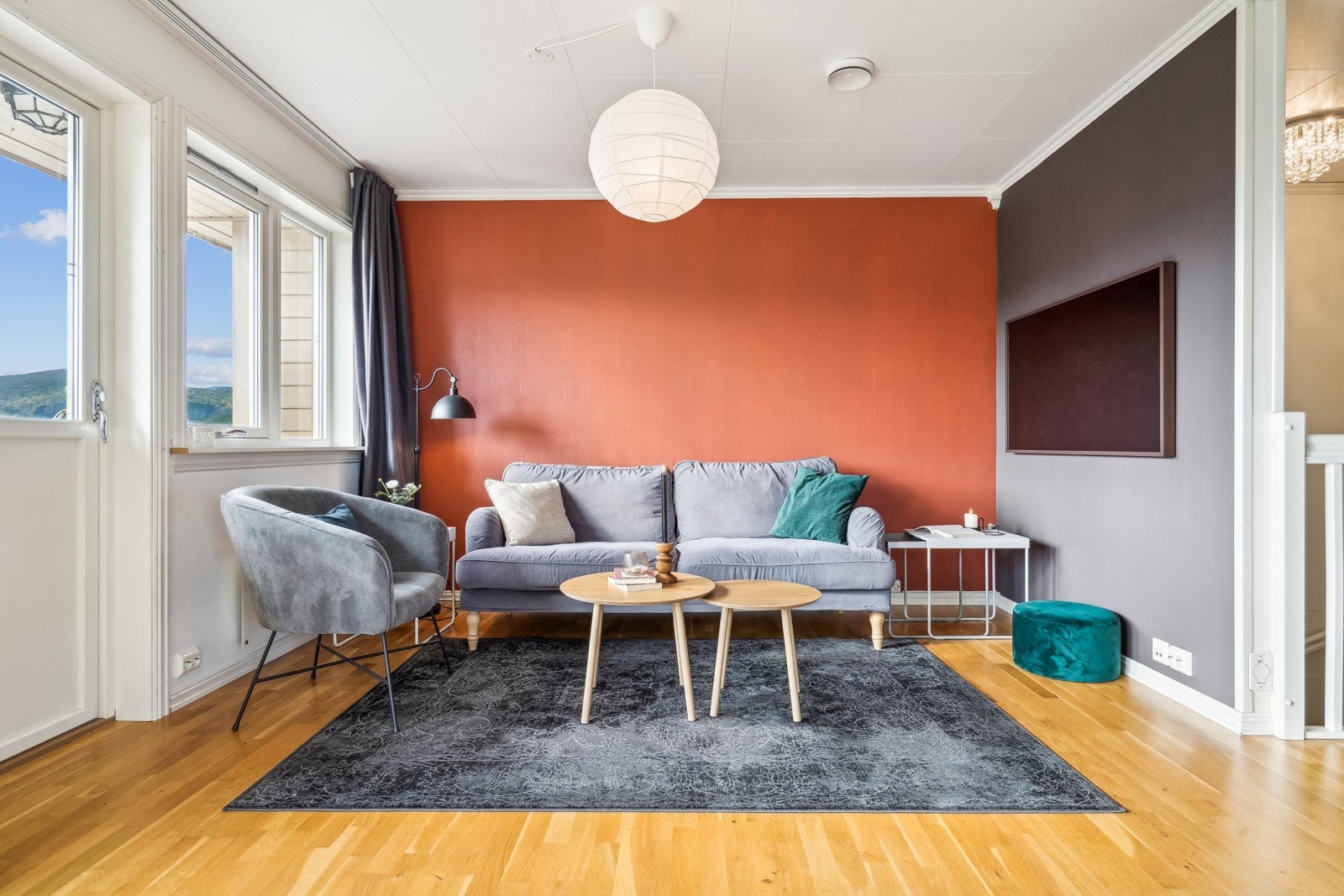 Nede til høyre ser du at det er uttak for sentralstøvsuger, fra stue har man også utgang til vestvendt veranda. Galleribilde