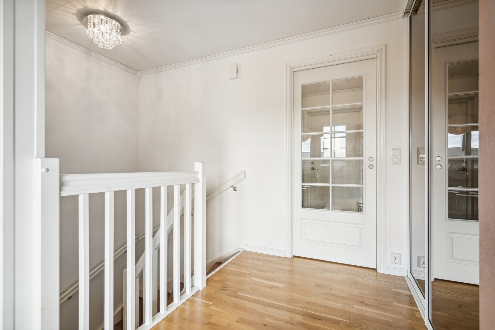 Mellom vindfang og gang er det skyvbar dør med glassfelt. Galleribilde