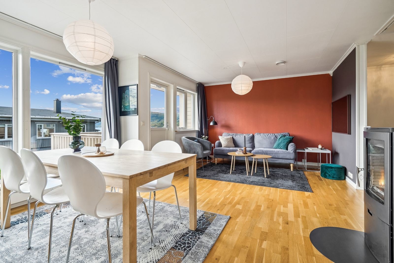 Rommene i hovedetasjen har fått tidsriktige nyanser på overflater - endevegg ved sofa er malt i Poetry Red fra Jotun Galleribilde