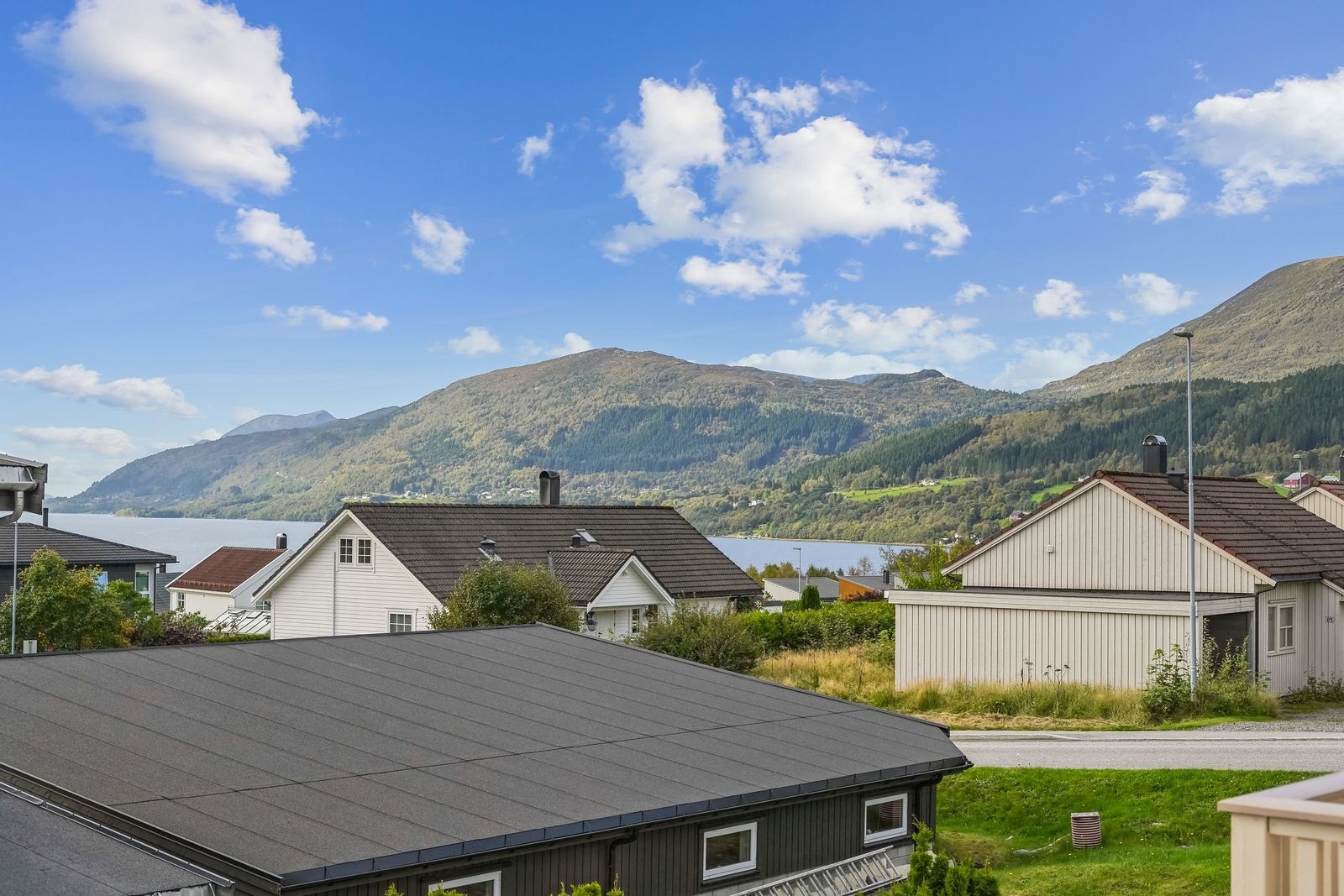 Utsikt utover den 22 km lange Grytafjorden Galleribilde