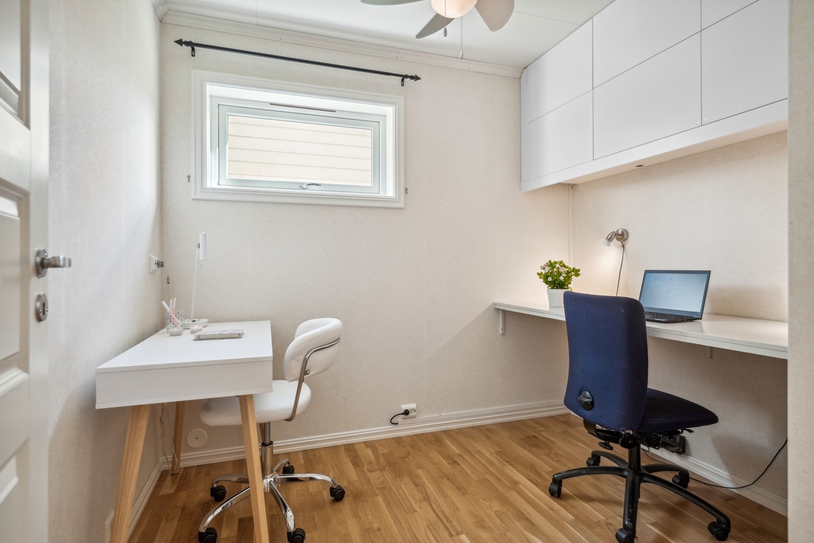 Kontorret i underetasjen har praktisk skapløsning med overskap på veggen. Galleribilde