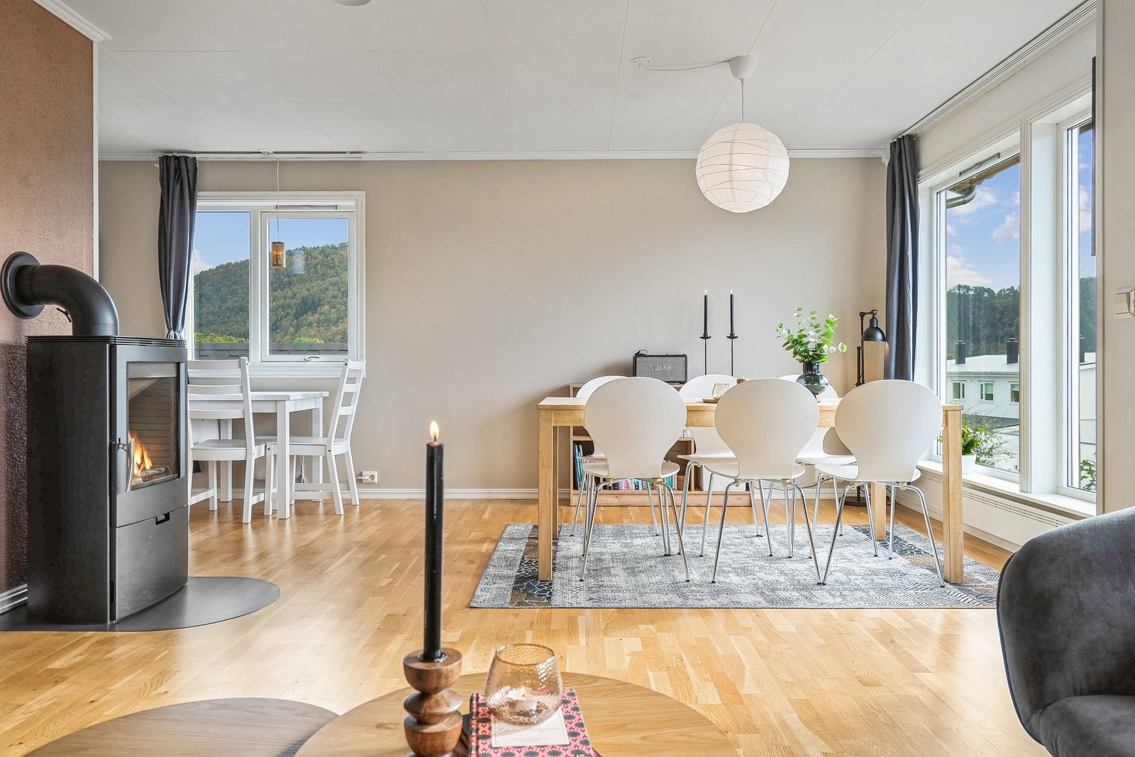 Den lekre fargen på overflater ved spisestue er nylig malt i Macchiato, en varm beige som er lett å matche til. Galleribilde