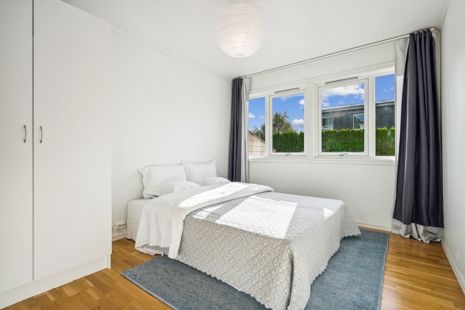 Plass for garderobeskapet Galleribilde