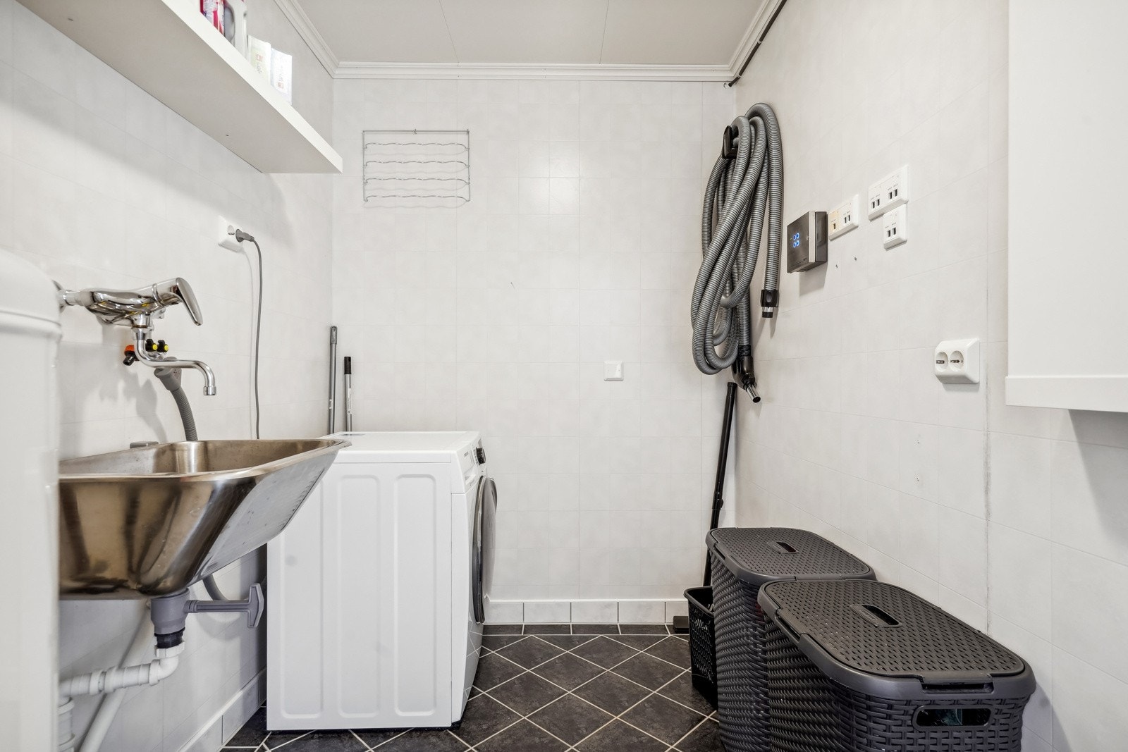 Vaskerommet ligger i tilknytning til badet og har terskelfri adkomst. I rommet finnes skyllekar, opplegg for vaskemaskin, sikringsskap og varmtvannstank. Galleribilde