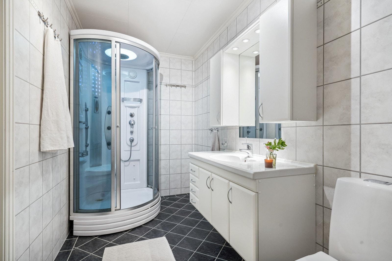 Badet som finnes i underetasjen sammen med soverommene er helfliset, har gulvvarme og avtrekk via balansert ventilasjonsanlegg. Galleribilde