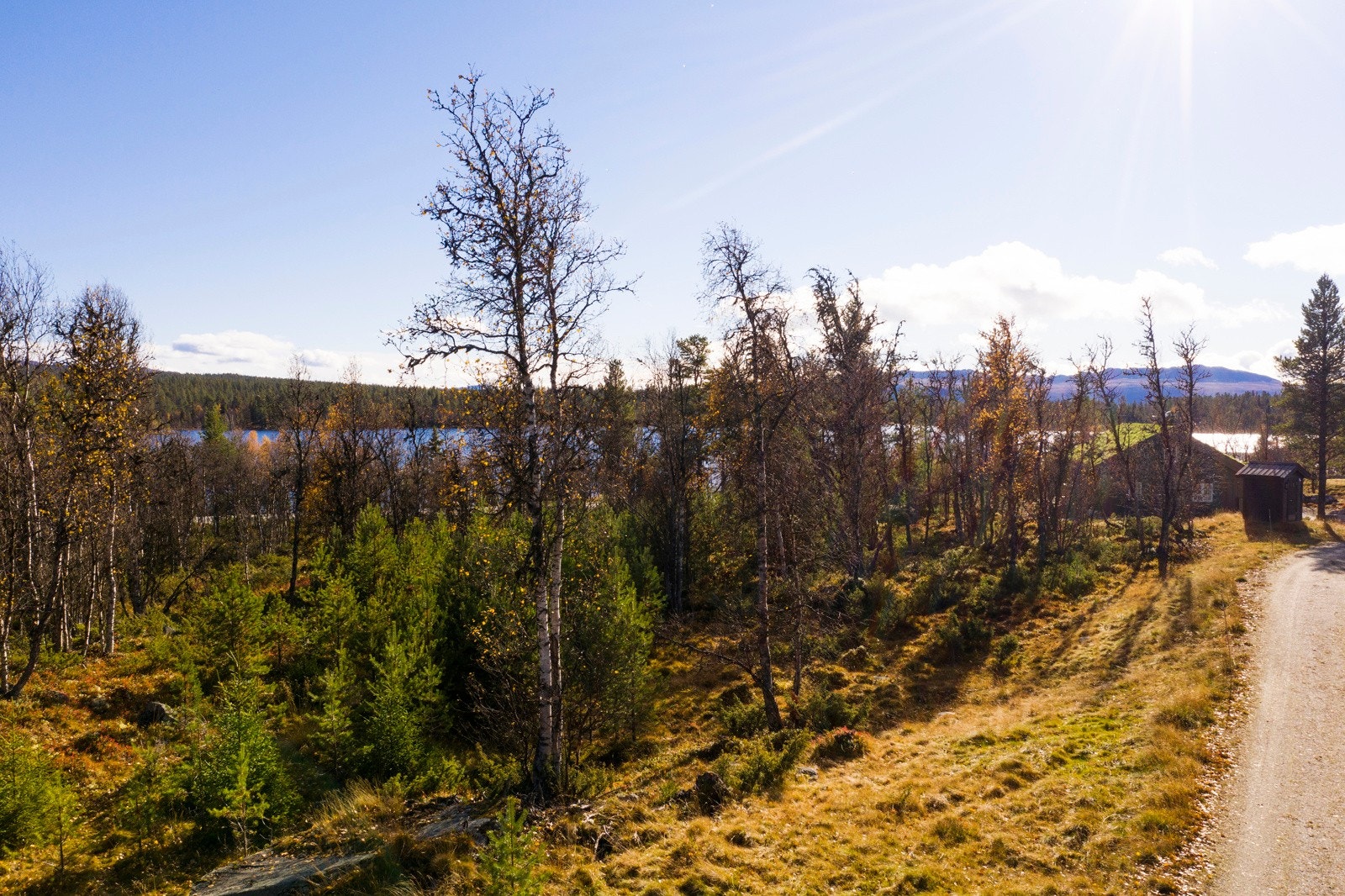 Tomten er lett tilgjengelig med strøm, vann og avløp til tomtegrensen Galleribilde