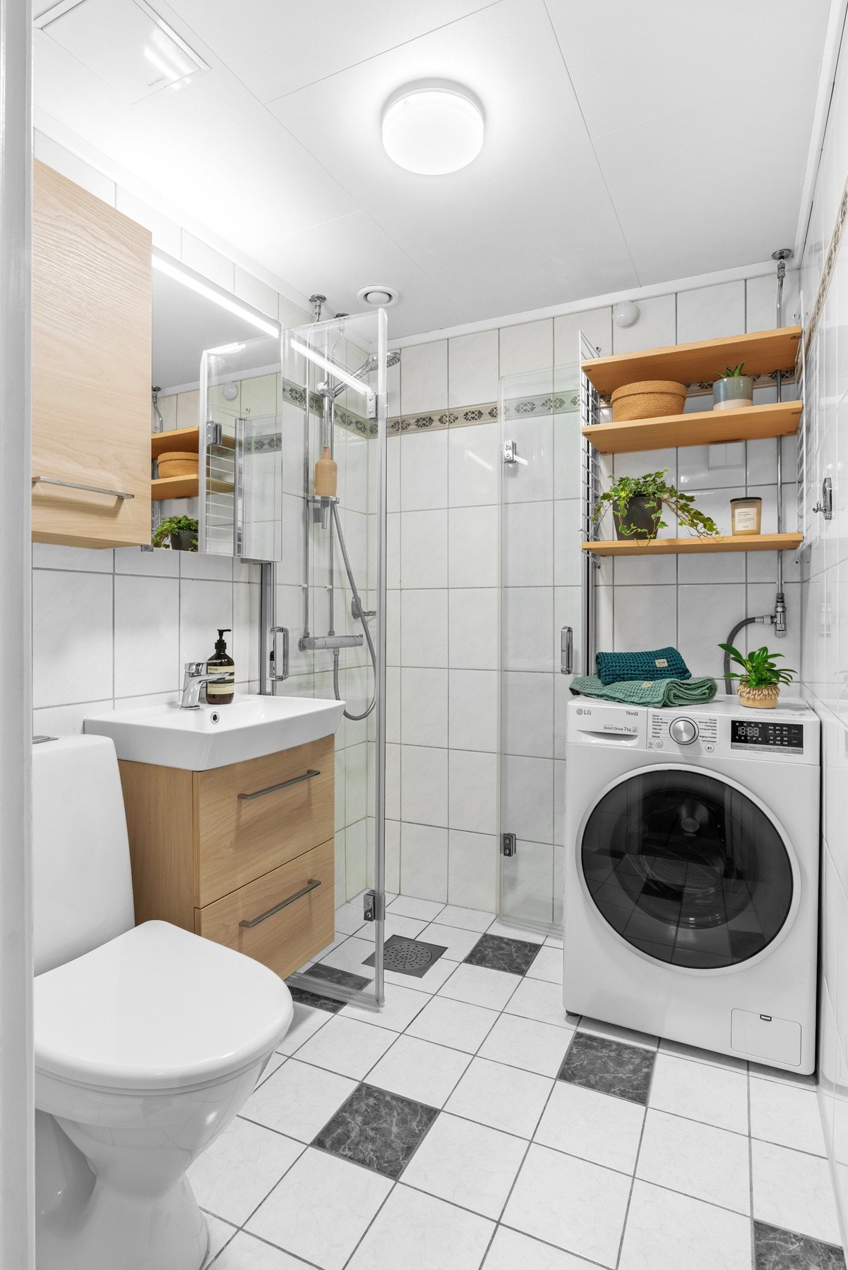 Pent bad med baderomsmøbler fra 2010, varmekabler i gulv og opplegg for vaskemaskin Galleribilde