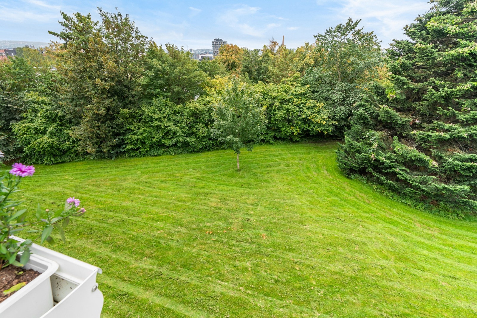 Fra balkongen ser man ned på borettslagets flotte grøntområde Galleribilde