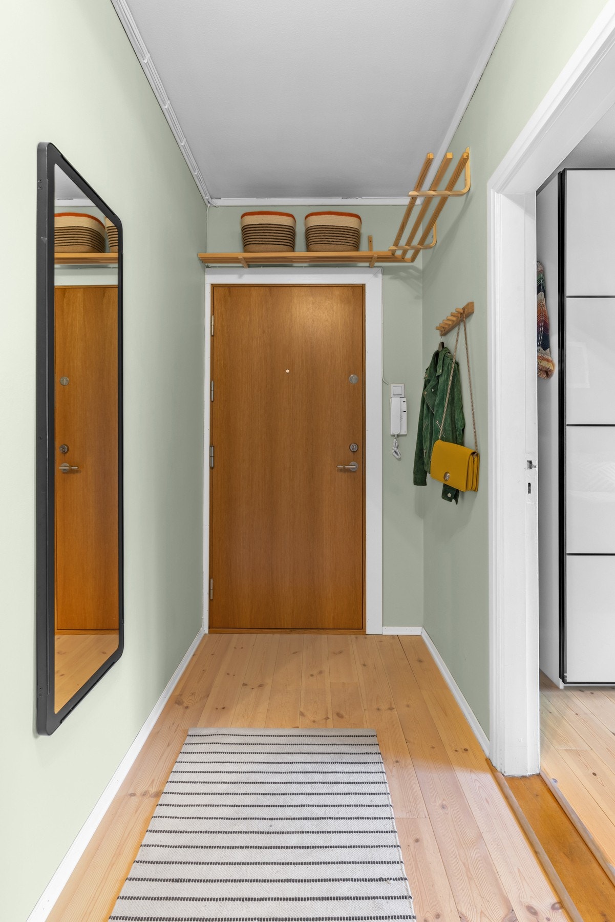 Her har man hyller, jakkeoppheng og et innebygget skap for lagring av yttertøy, sko med m.m. Galleribilde