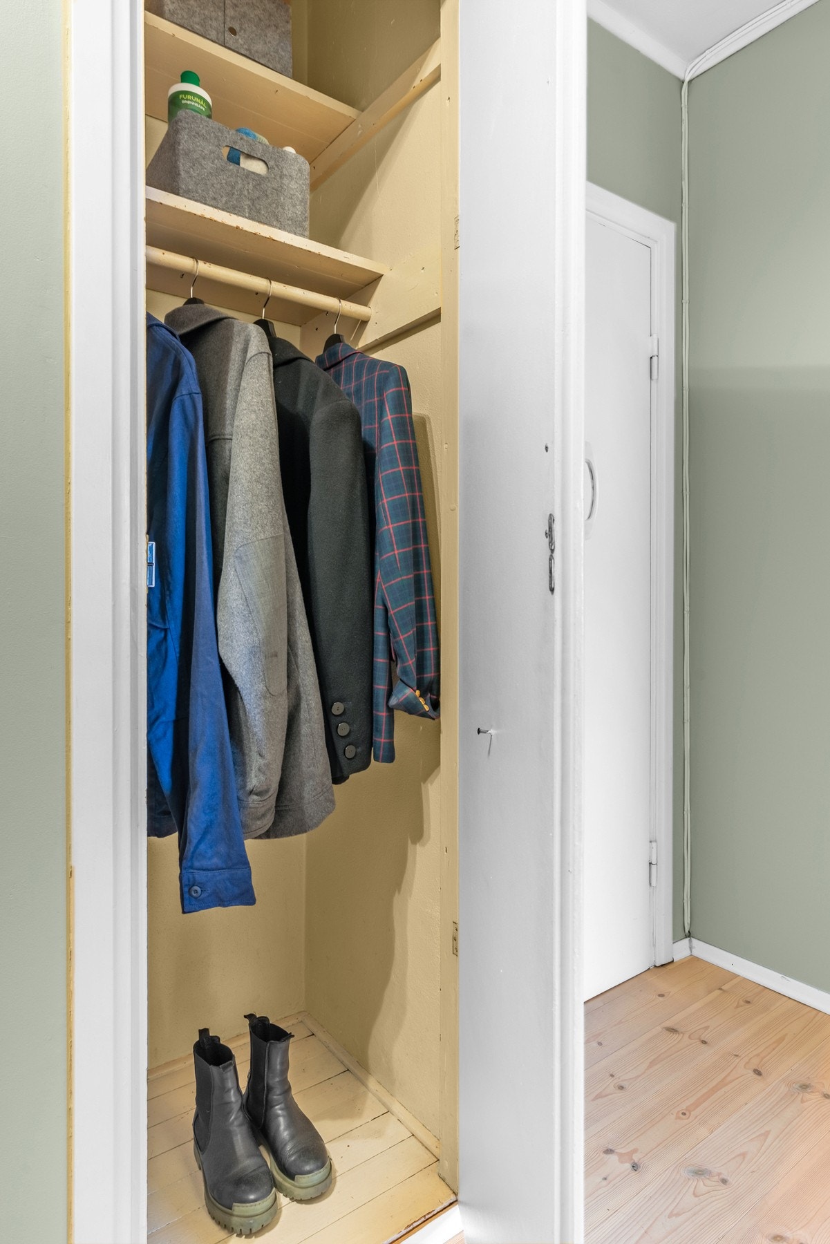 Innebygget skap i entré Galleribilde