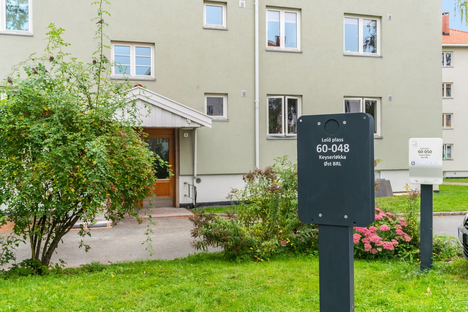 Borettslaget har p-plasser for utleie. Alle plassene er klargjort for at leietaker kan bestille lader Galleribilde