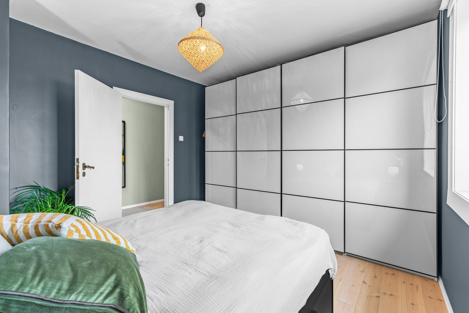 Her er det en stor skyvedørsgarderobe med masse lagringsplass som medfølger Galleribilde