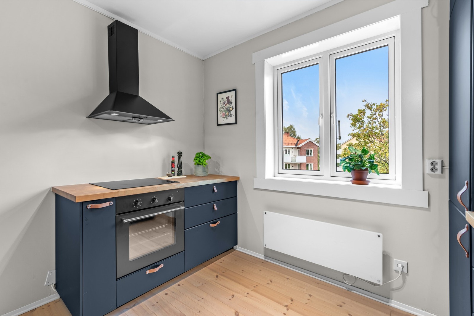 Her er det god skap- og benkeplass, og et stort vindu som gir gode lysforhold under matlagingen Galleribilde