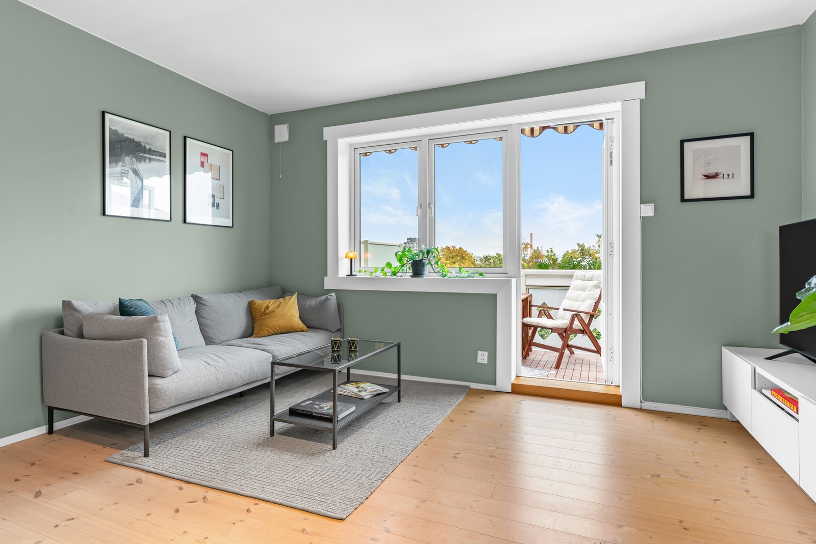 Store vinduer gir leiligheten flotte lysforhold Galleribilde