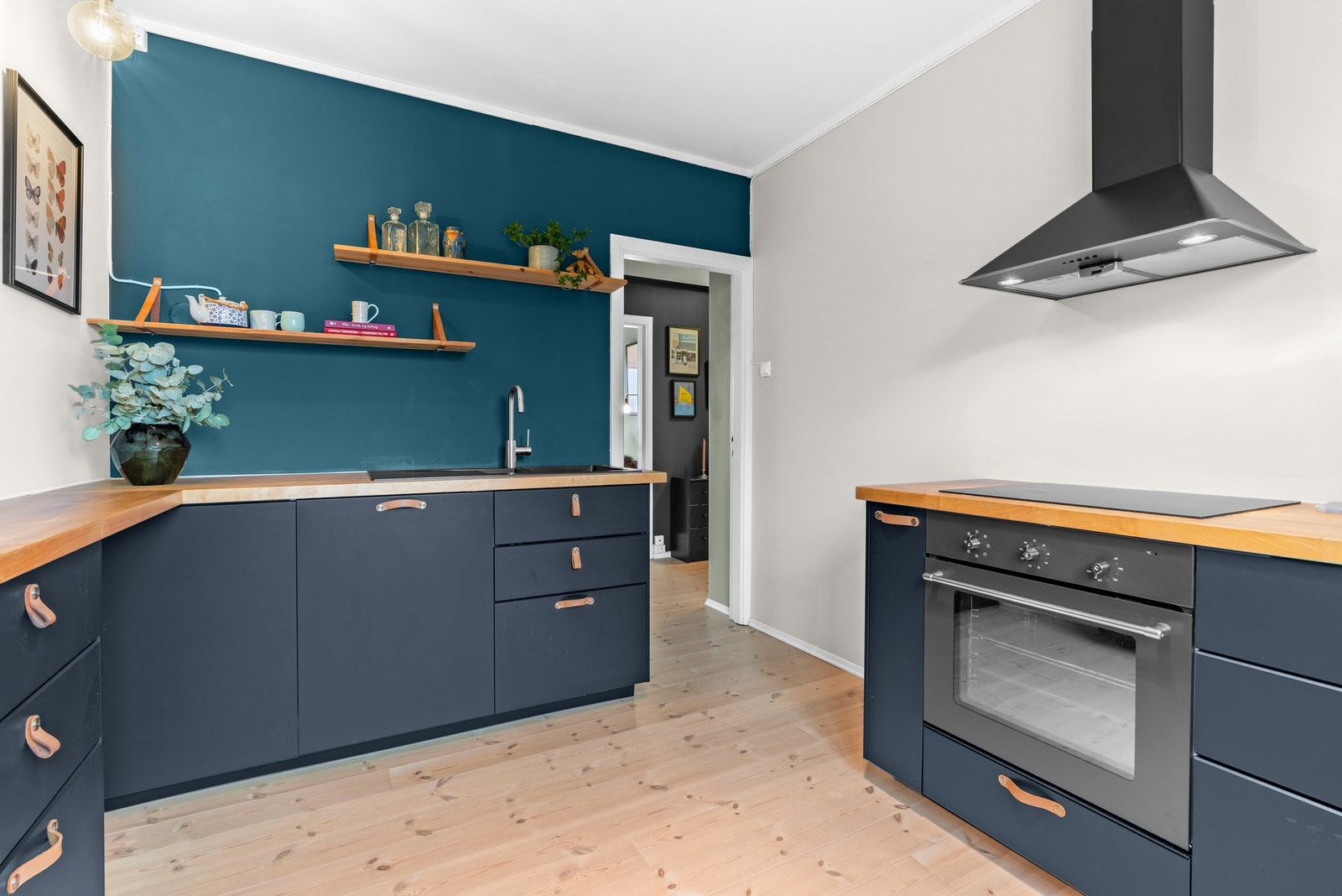 Kjøkkenet har integrert induksjonsplatetopp, stekeovn, oppvaskmaskin, og kjøl/fryseskap Galleribilde