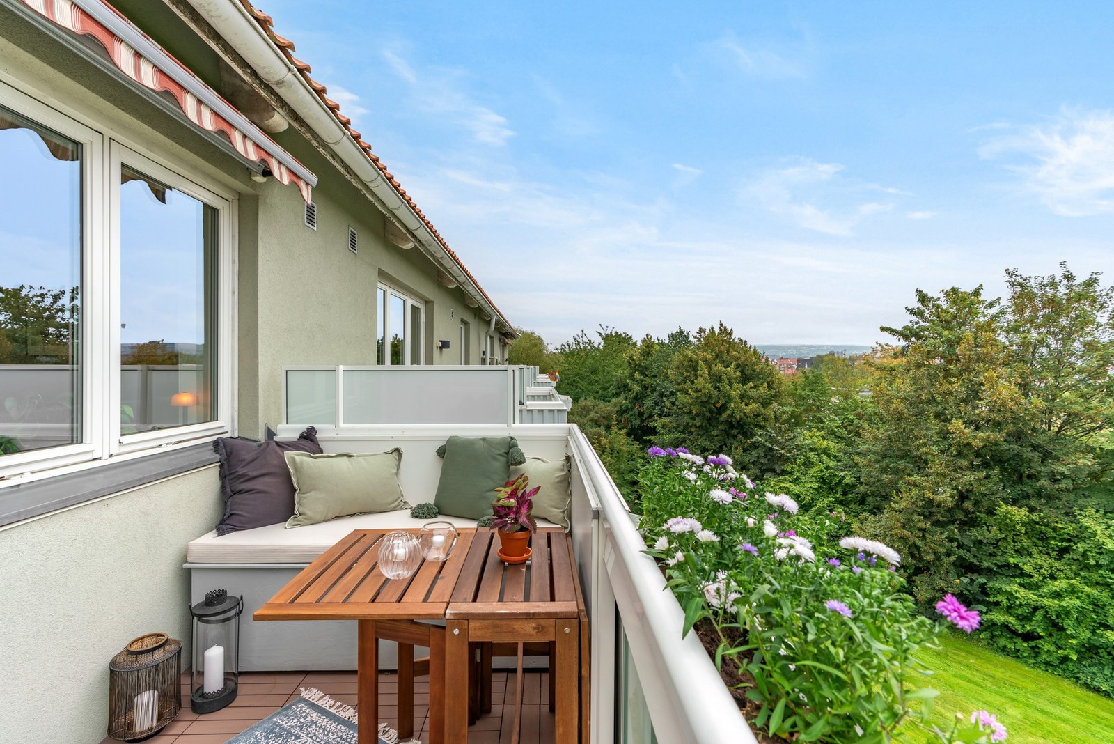 Stikkontakt, lysarmatur og motorisert markise er montert på balkongen Galleribilde