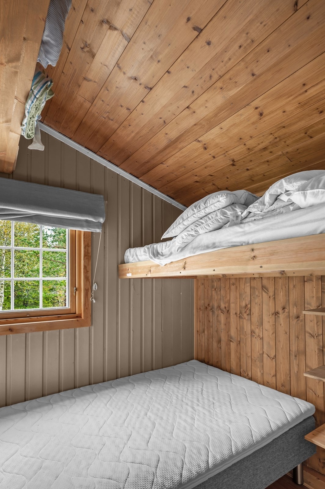 Rommene har generøs takhøyde, noe som skaper en luftig og romslig følelse. Galleribilde