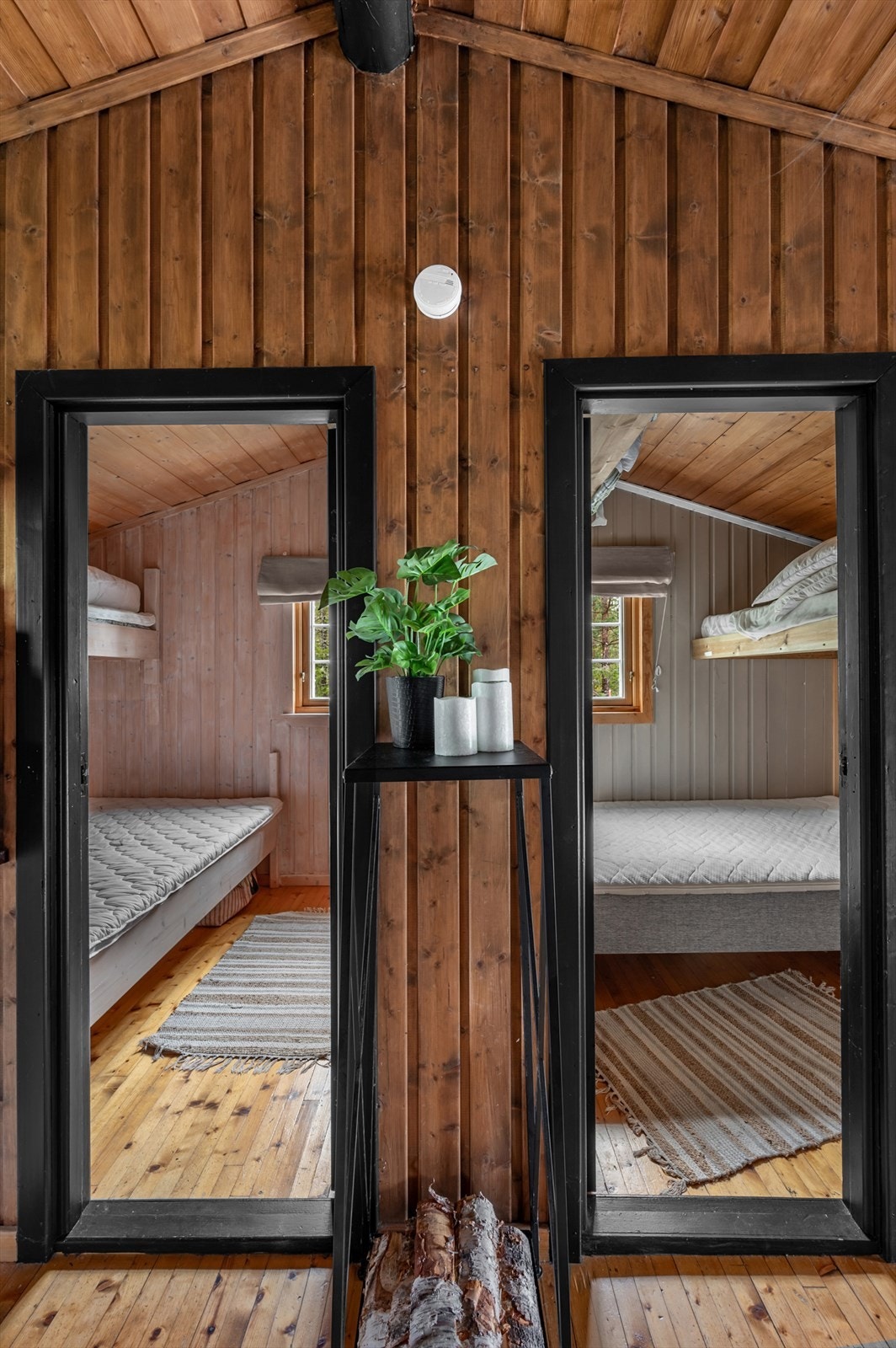 Hytta har i alt to fine soverom, begge med vanlige og plassbygde senger som gir totalt seks sengeplasser. Galleribilde