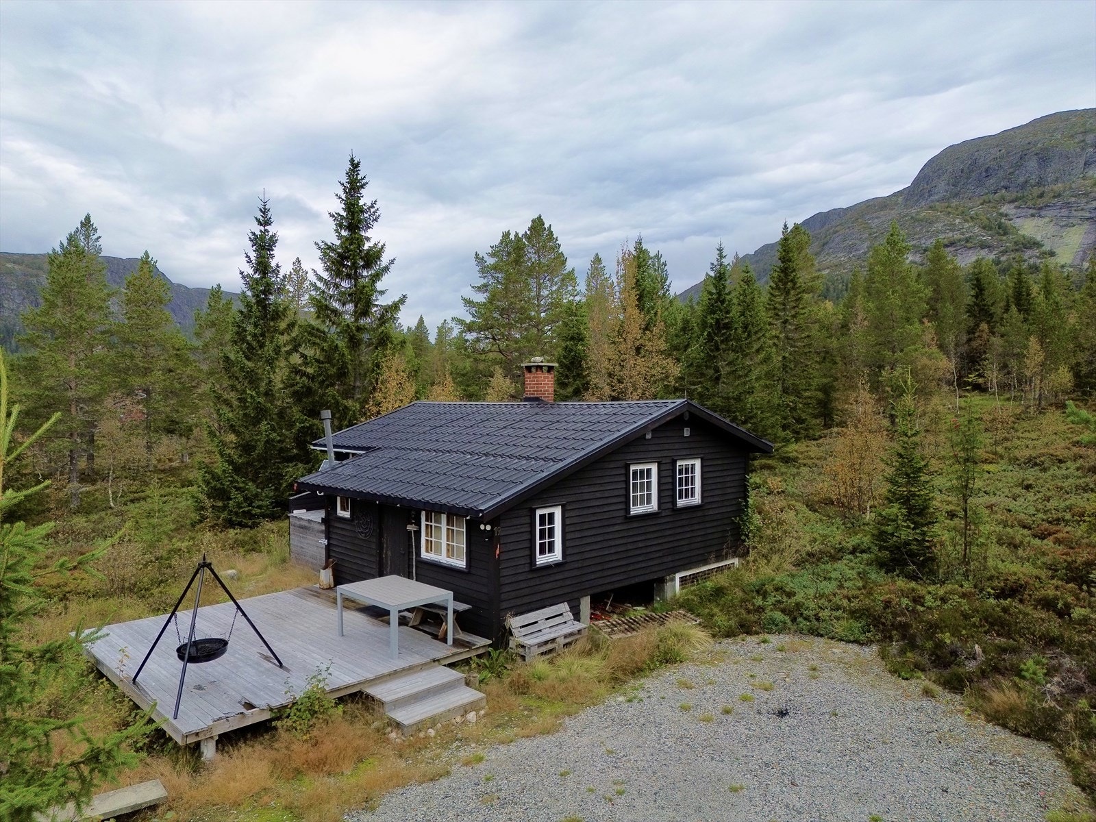 Tomten er å regne som en flott naturtomt med opparbeidet innkjøring og parkeringsplass. Galleribilde