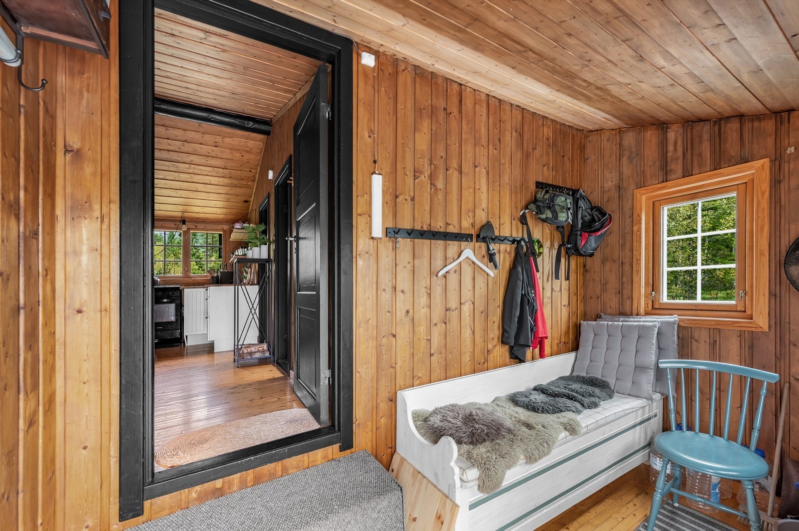 Når du først kommer inn i hytta, blir du møtt av en romslig entre som er utstyrt med en praktisk sittebenk som har oppbevaring under. Galleribilde