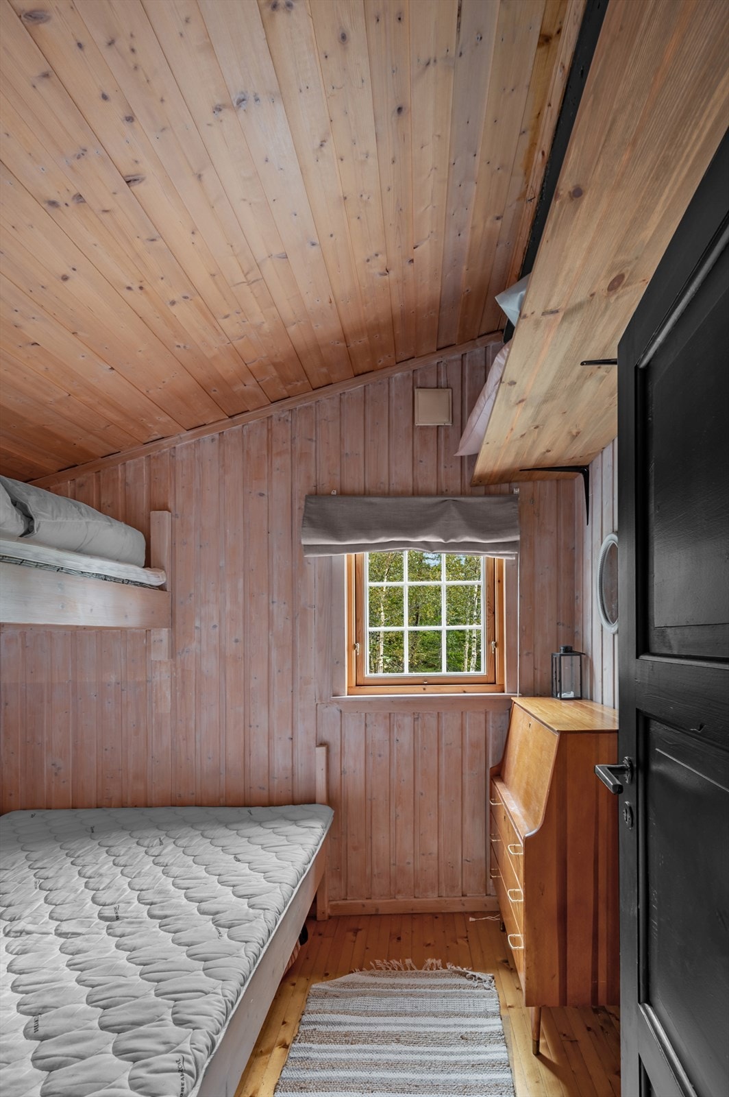 De plassbygde sengene gir en praktisk og koselig løsning, perfekt for både familier og gjester. Galleribilde