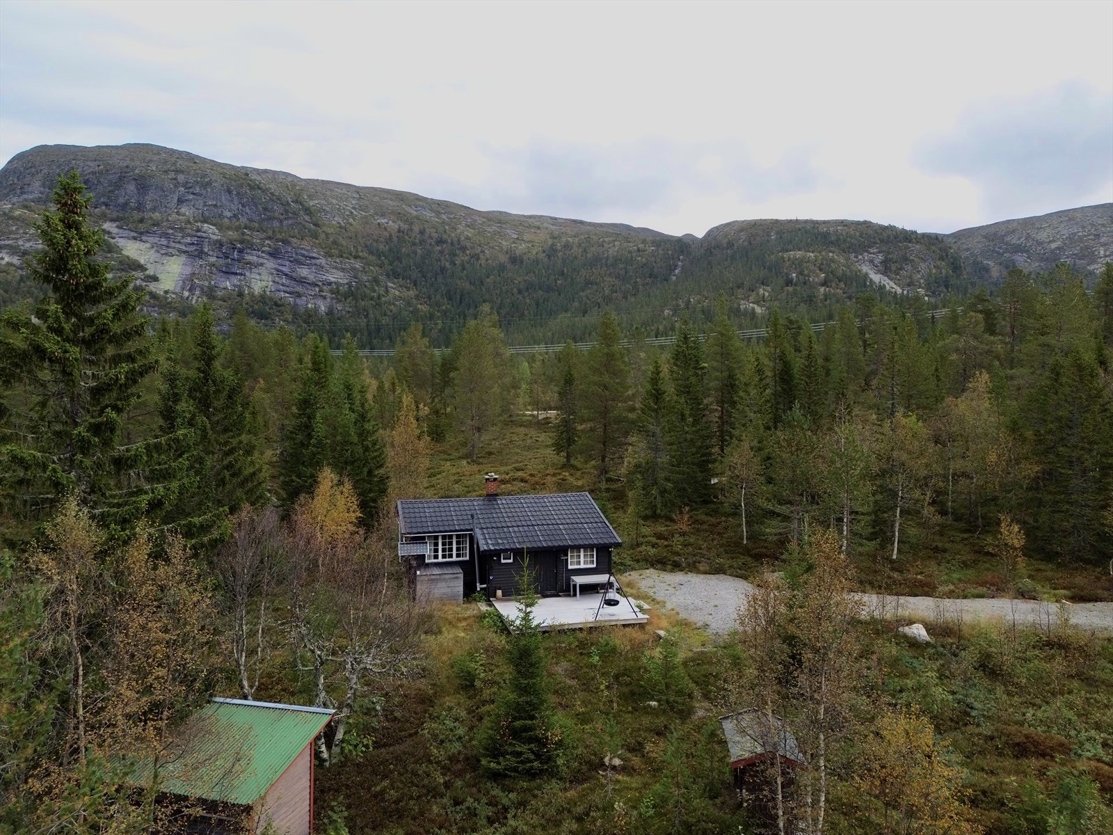 Bebyggelsen består av hytte og uthus, samt to mindre overbygg for lagring av ved. Galleribilde