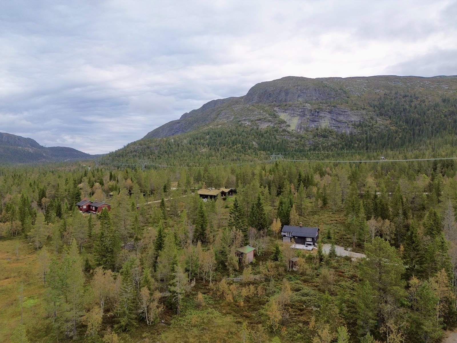 Eiendommen ligger lunt og usjenert til i flotte naturomgivelser i Skarsdalen! Galleribilde