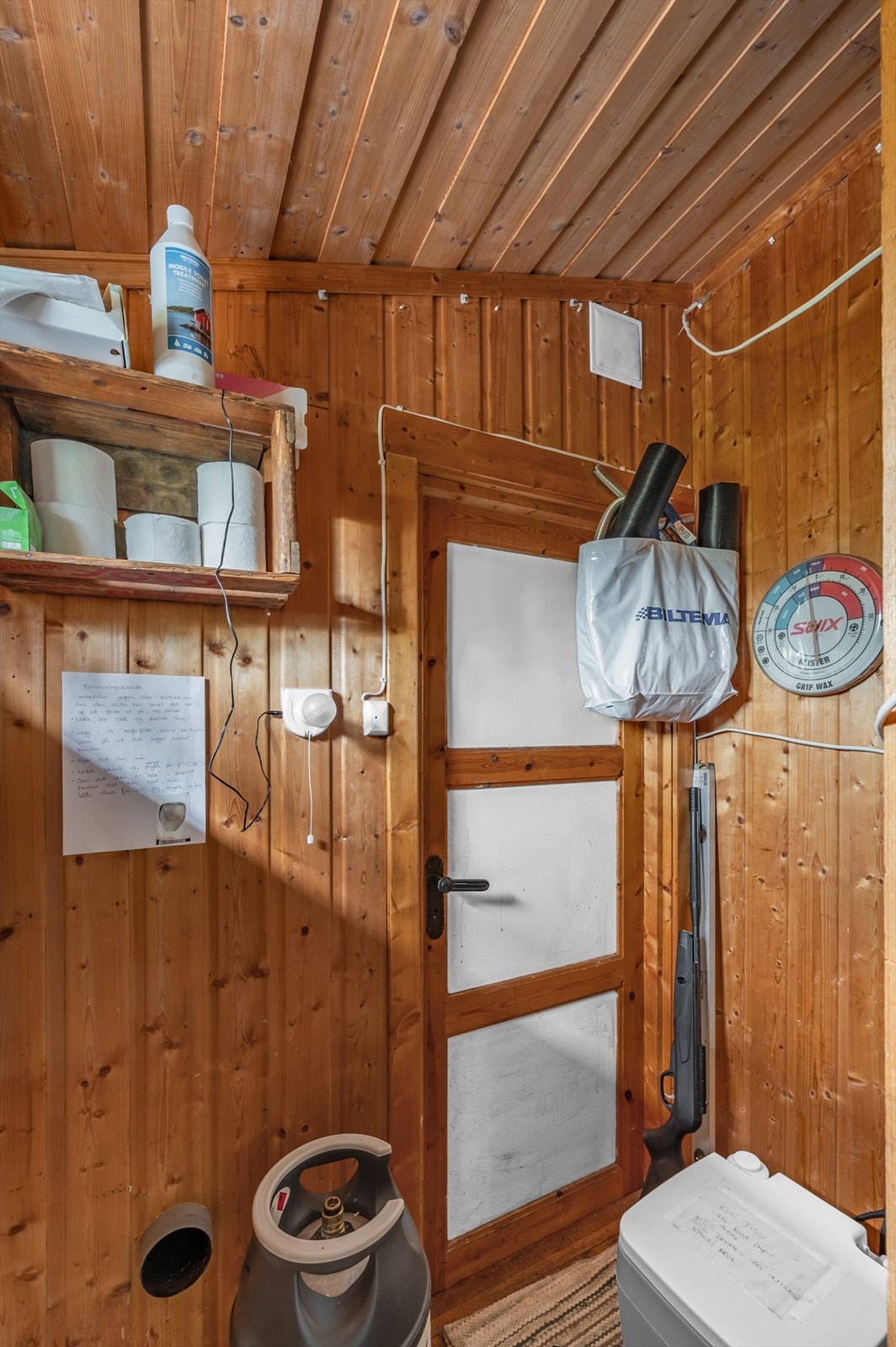 Toalettrommet i hytta er utstyrt med en portabel do av typen Biltema, og det finnes også en vanlig utedo i den utvendige boden. Hytta har også et solcelleanlegg, samt en dieselvarmer. (Ring hytta varm) Galleribilde