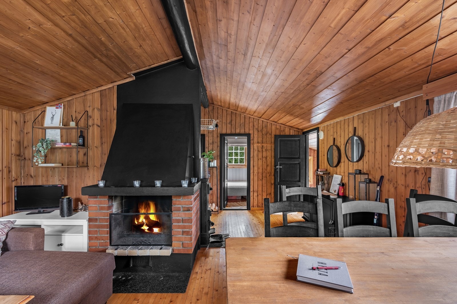 Den åpne peisen skaper en varm og hyggelig atmosfære, perfekt for kjøligere dager. Galleribilde