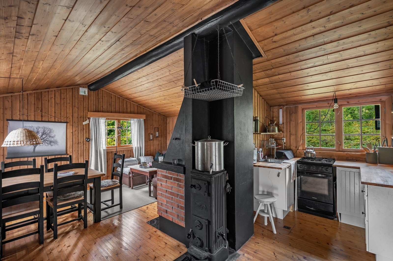 Stua og kjøkkenet er i åpen løsning og er et innbydende rom med generøs takhøyde som gir en luftig og romslig følelse. Galleribilde