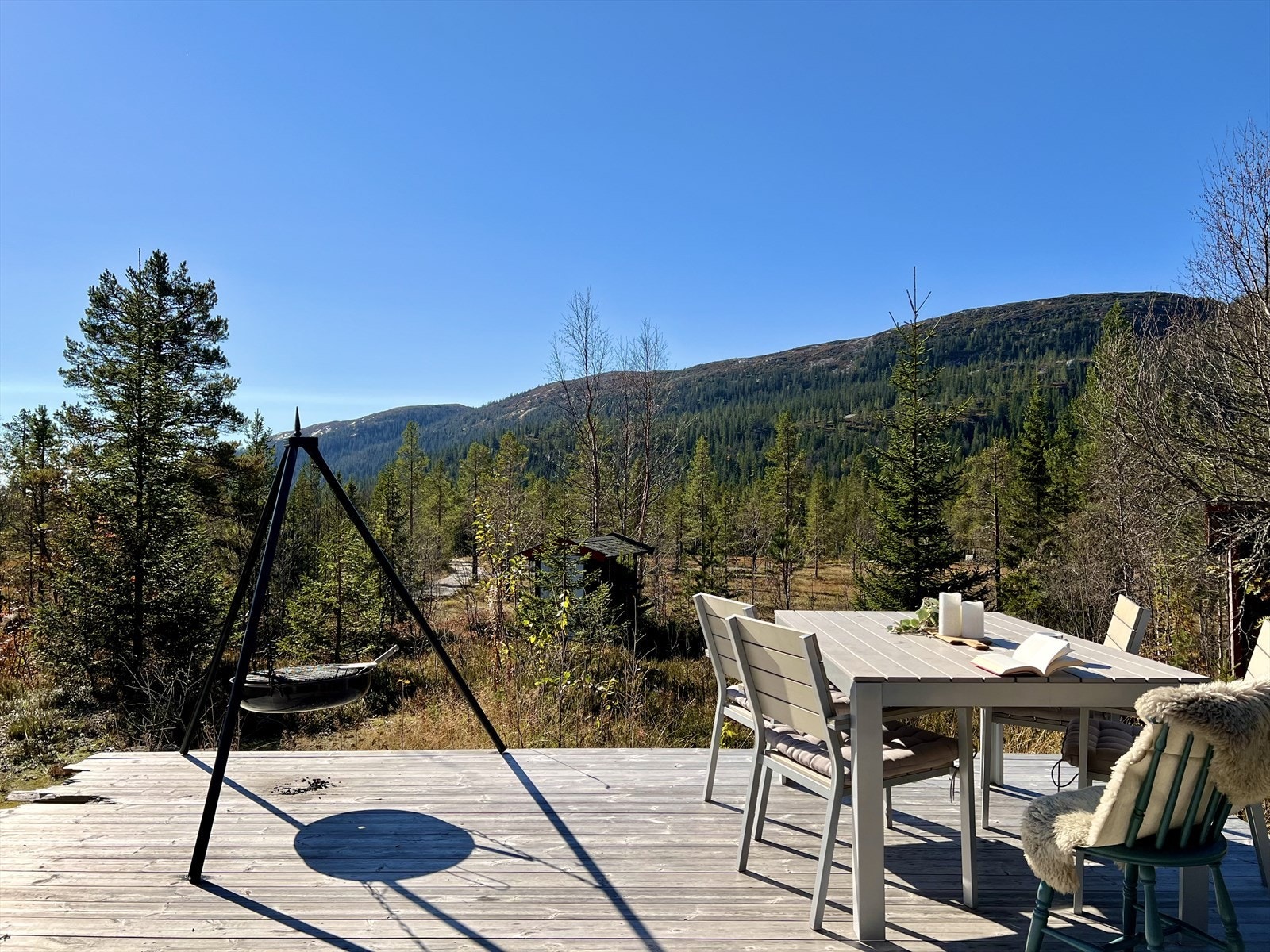 Terrassen fra 2019 har man en fin utsikt over ryggen til Turufjellet og storflott natur. Galleribilde