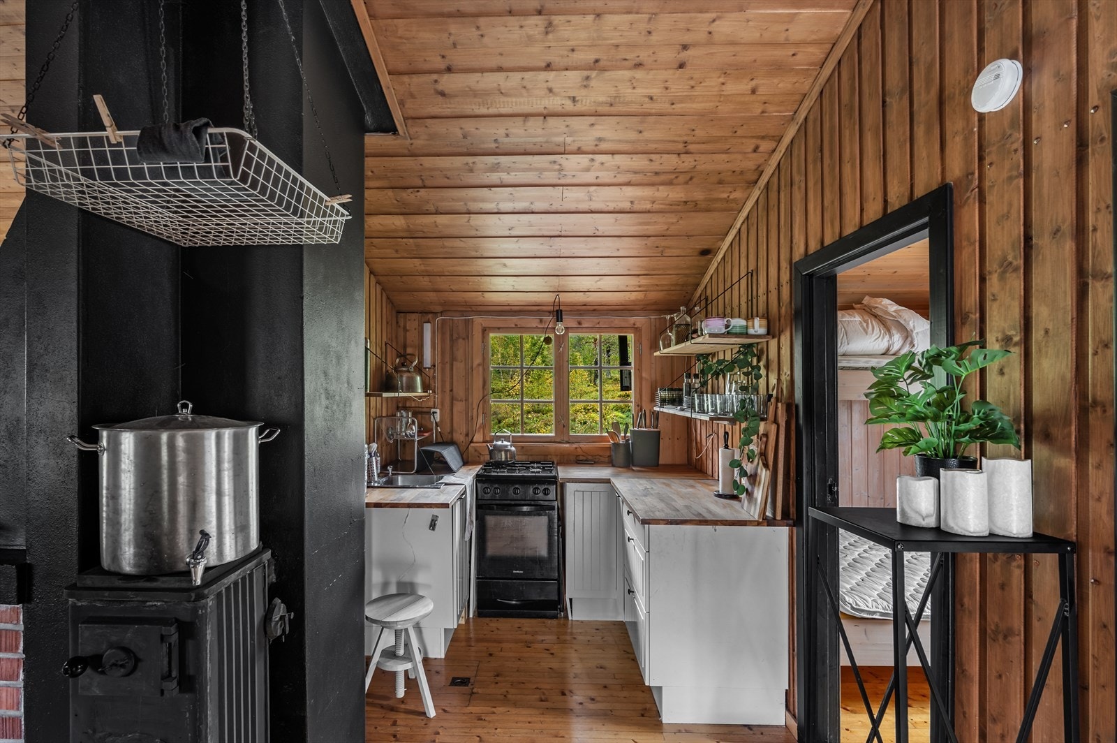 Kjøkkenet har en åpen løsning, noe som ikke bare er praktisk, men også sosialt. For ekstra oppvarming er det installert en vedovn på kjøkkenet. Galleribilde