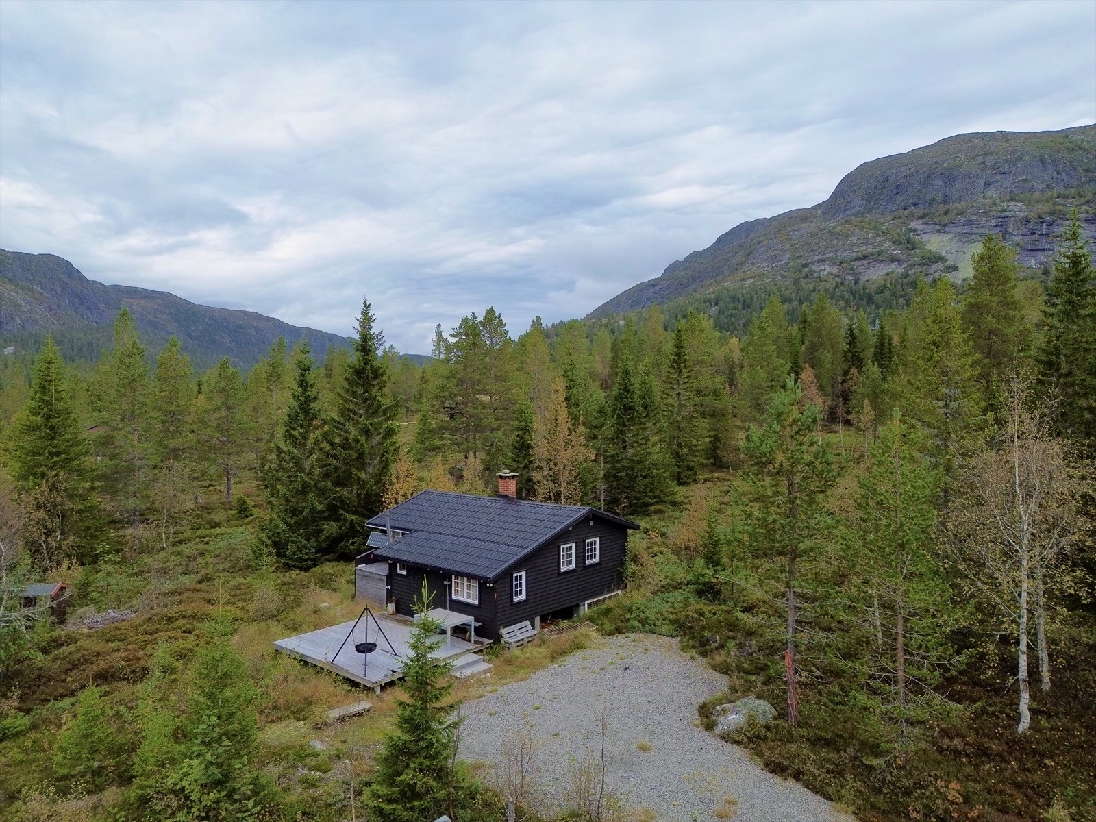 Hytta ligger i et godt etablert hytteområde med spredt bebyggelse, gode solforhold og fin utsikt over omkringliggende fjell. Galleribilde