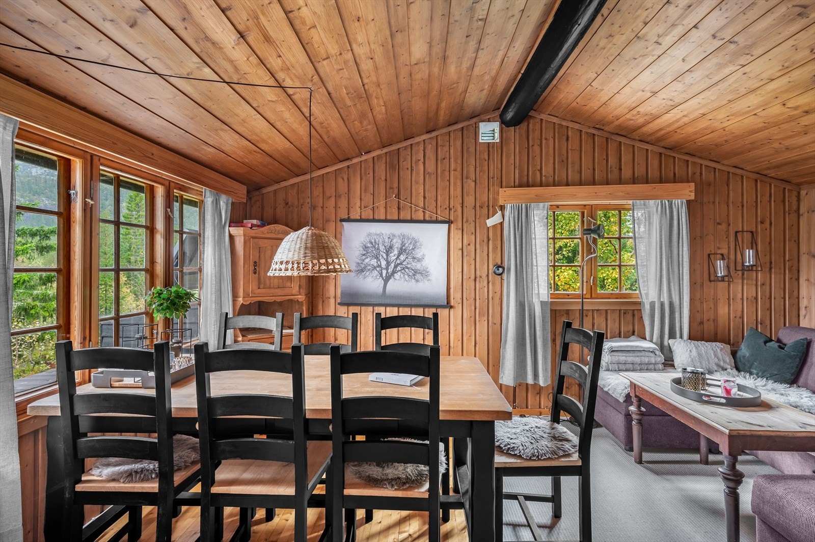 Rommet er delvis utstyrt med elektrisk anlegg som lamper for solcellebelysning. Galleribilde