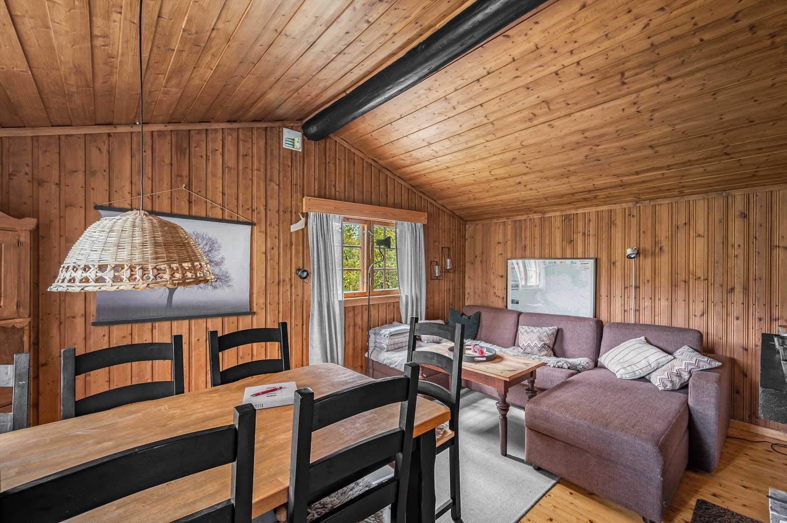 Hytta kan selges møblert, slik at du kan flytte rett inn og nyte de vakre omgivelsene her i skardsdalen. Galleribilde