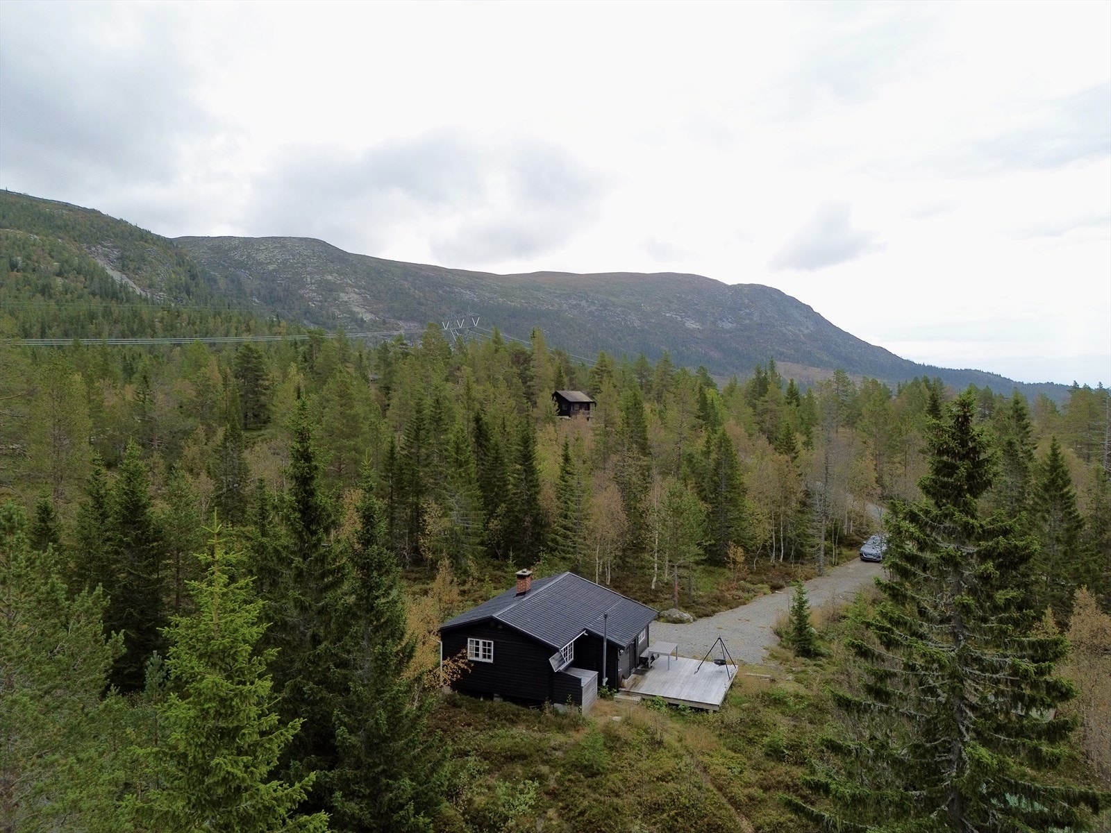 Hytta står på en stor og romslig tom på ca. 1979,4 m² iflg opplysninger fra kommunen. Eiendommen er ikke nøyaktig oppmålt, kun skylddelt. Galleribilde