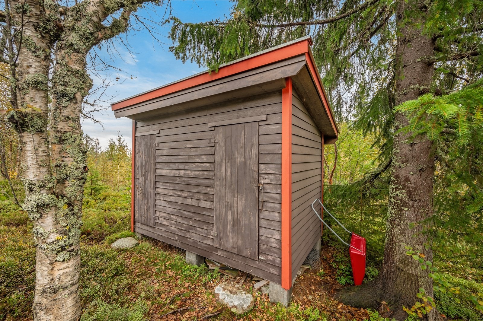 Uthuset har godt med lagringsplass. Uthuset har også i tilknytning med utedoen. Galleribilde