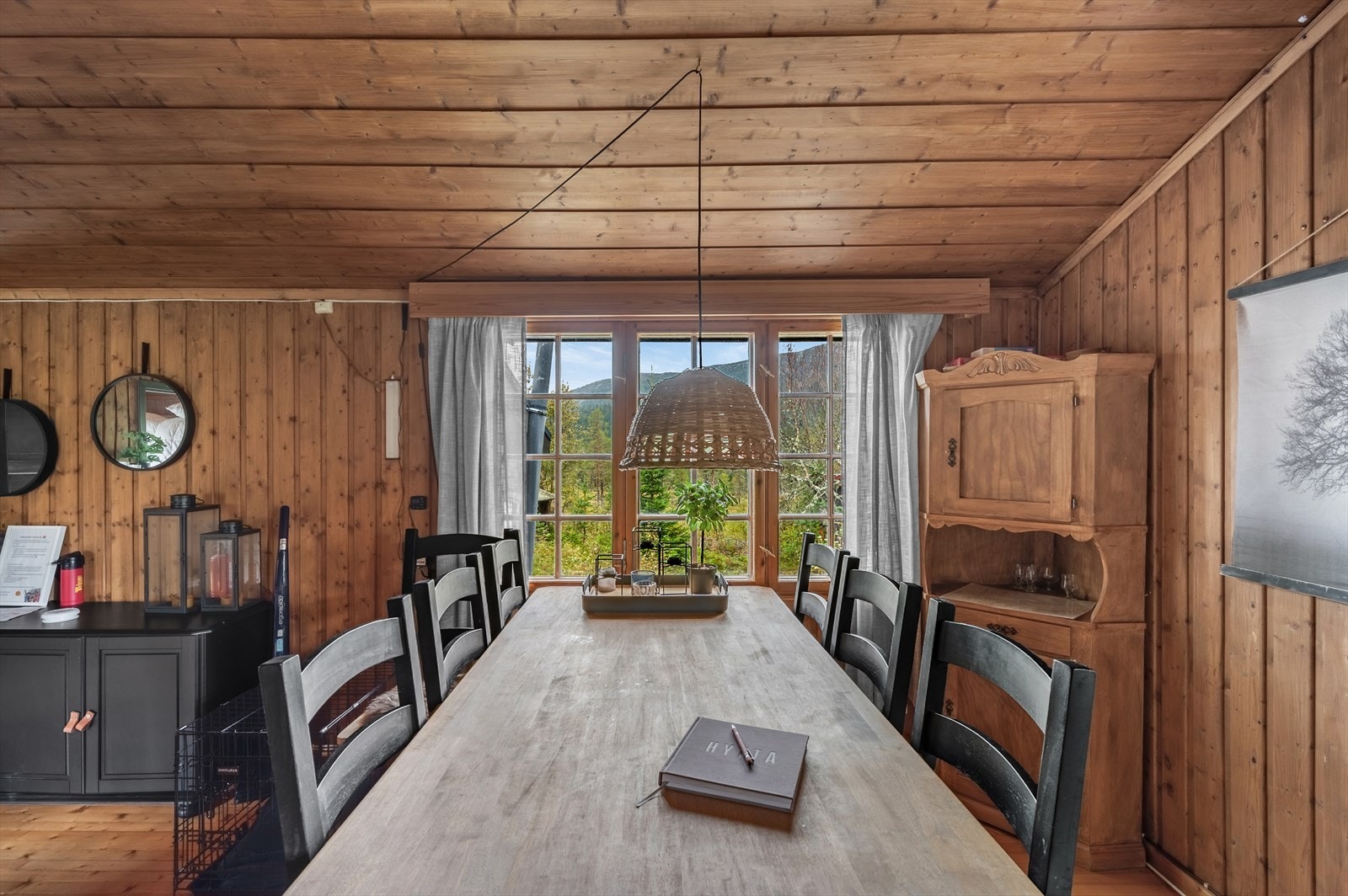 Det er god plass til et spisebord hvor hele familien kan samles for måltider og hyggelige stunder. Galleribilde