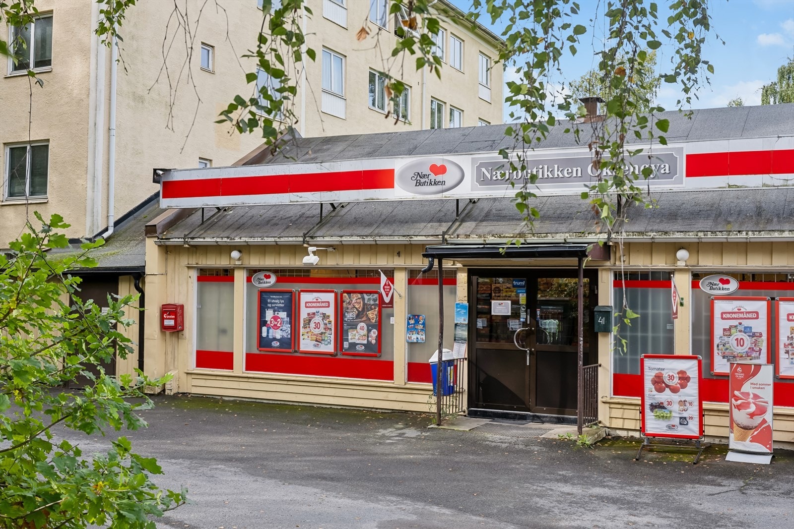 Dagligvarehandelen kan gjøres ved bl.a. Nærbutikken Oksenøya som ligger på borettslagets tomt. Galleribilde