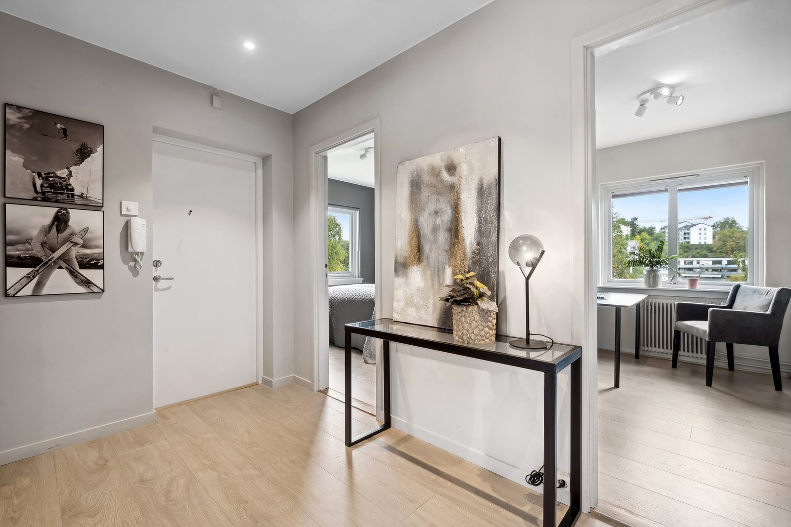 Romslig og innbydende entré med god plass til å henge av seg. Galleribilde