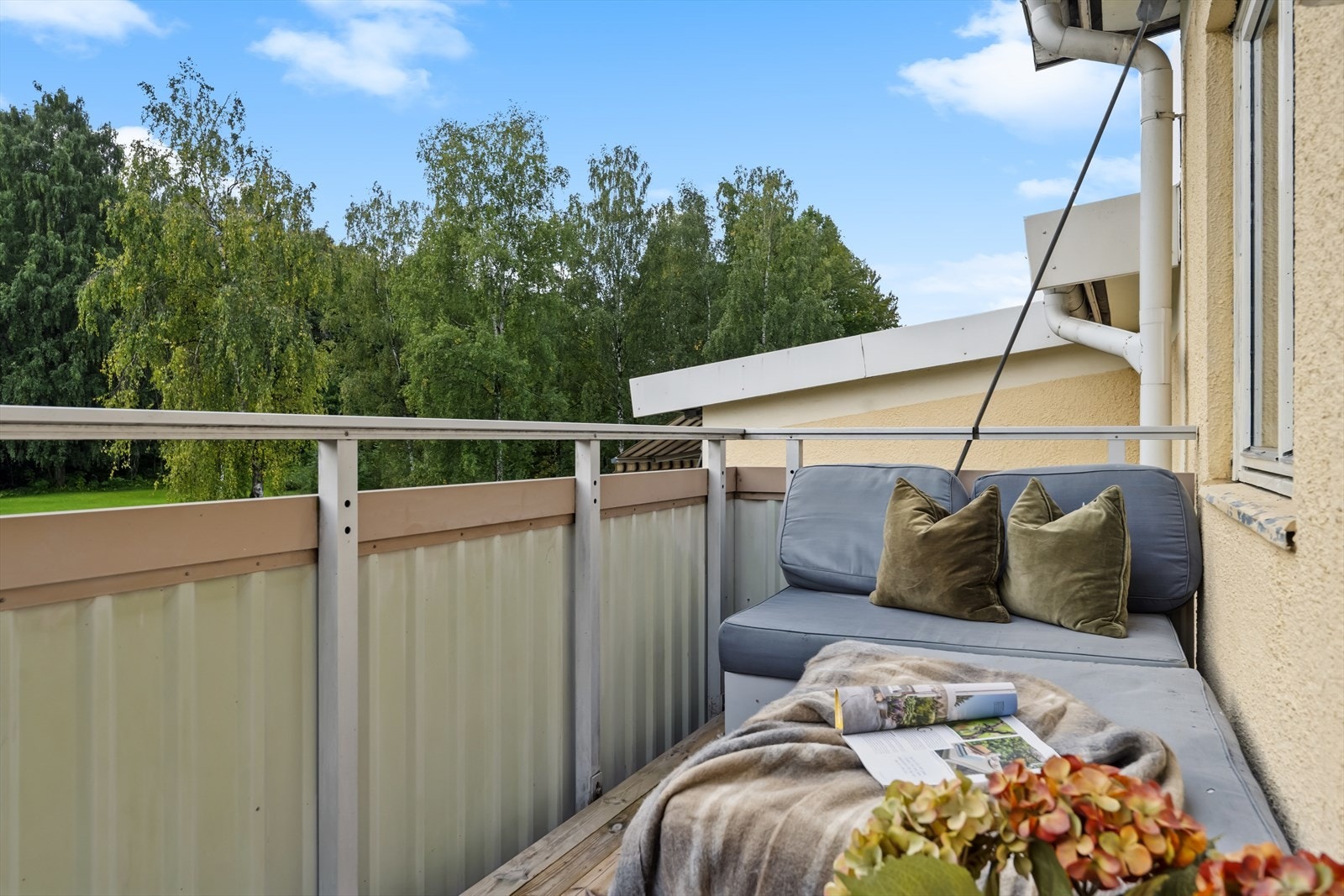 Plass til en trivelig sittegruppe på balkongen. Galleribilde