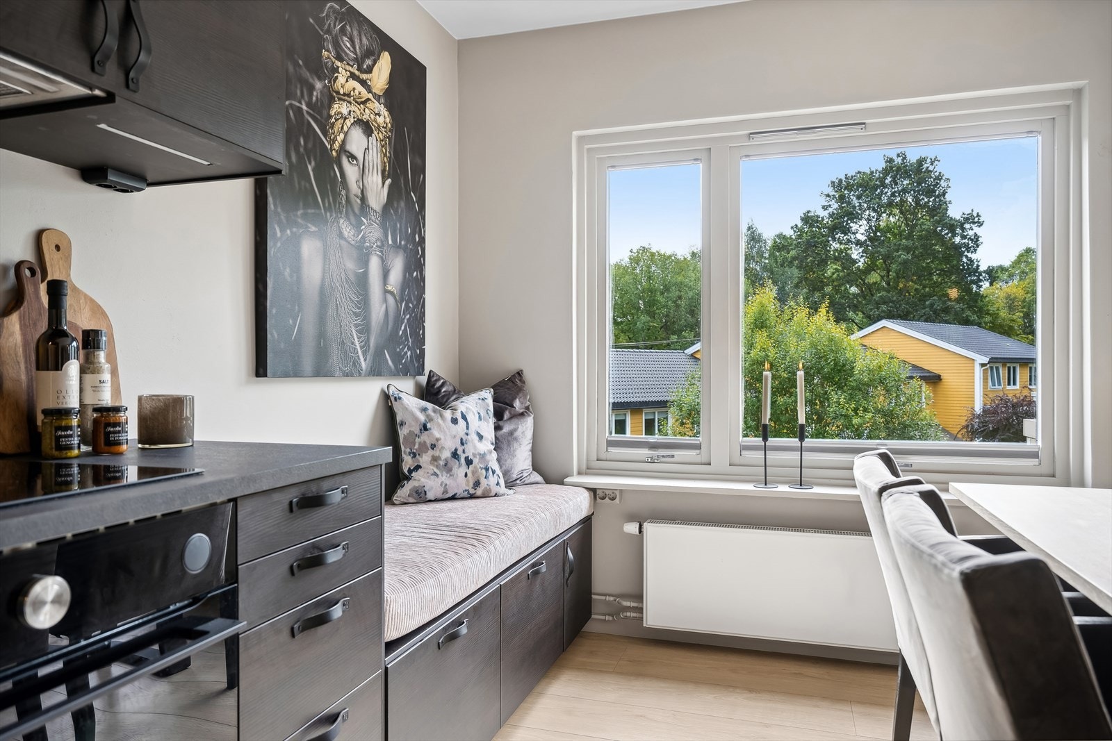 Godt med oppbevaringsplass i skuffer og skap. Galleribilde