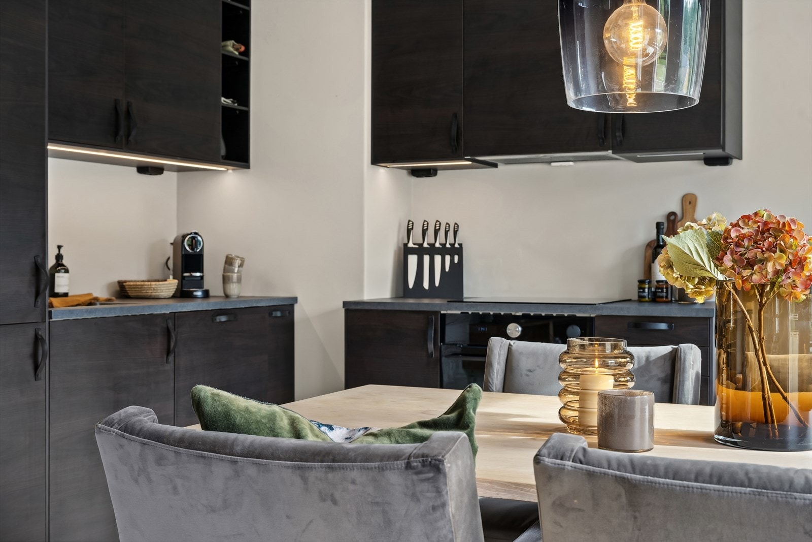 Det er fin belysning under overskapene. Galleribilde