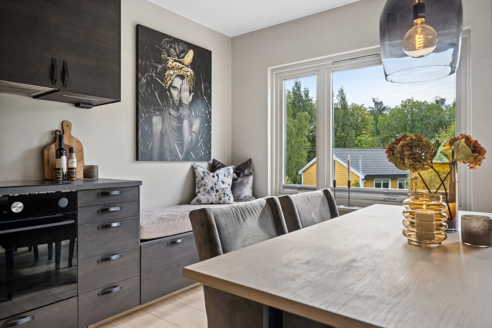 Legg merke til den hyggelige sittebenken som er perfekt tilpasset under vinduet og en flott forlengelse av kjøkkenet. Galleribilde